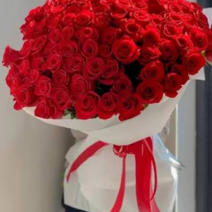 Букет из 31 очаровательных белых роз